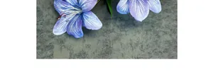 Dettaglio macro di petali di giglio blu stampati in 3D con texture realistica e stami rossi