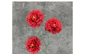 Primer plano de tres flores de hibisco de seda roja oscura con tallos verdes en fondo gris