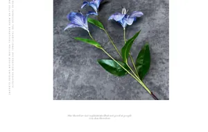 Dettaglio macro di gigli artificiali 3D con petali sfumati blu-viola e texture