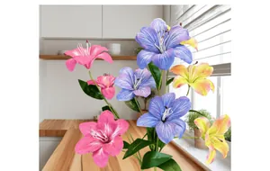Dettaglio di gigli artificiali 3D realistici in rosa, viola e giallo per l'arredamento
