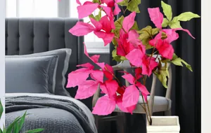 Dettaglio di bouganville rosa artificiale in vaso bianco quadrato per la casa