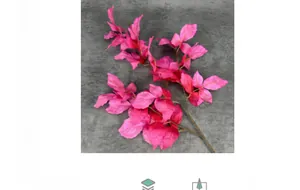 Dettaglio di foglie artificiali color magenta per decorazioni soffitto matrimoni