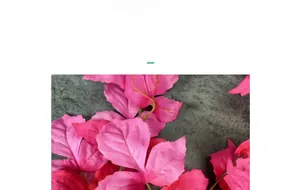 Vista macro dettagliata di petali in seta rosa con venature realistiche dei tessuti