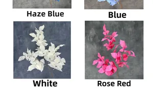 Dettaglio di foglie artificiali in bianco, rosa, blu nebbia e blu classico intenso