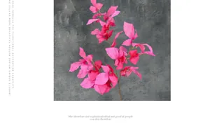 Dettaglio di ramo di foglie artificiali magenta per decorazioni eleganti da matrimonio