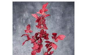 Dettaglio di foglie artificiali color bordeaux con trama realistica per decorazioni