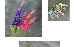 Detailansicht bunter Hyazinthen-Kunstblumen mit dichten violetten und rosa Blütenköpfen