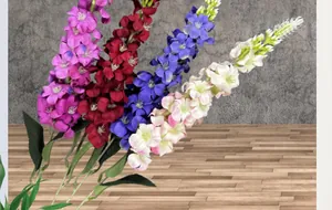 Detalle de tallos de delphinium artificial multicolor con pétalos de seda realistas