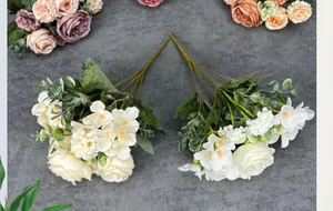 Vista dettagliata dall'alto di bouquet di rose artificiali color crema su fondo scuro