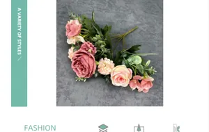 Dettaglio di fiori di ibisco e rose artificiali rosa vintage con foglie realistiche