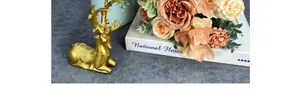 Elegante statuetta di cervo dorata con motivi a rilievo e fiori di ibisco artificiali