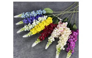 Vista detallada de arreglos de flores de seda artificiales de colores variados
