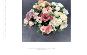 Dettaglio di un bouquet di rose ibisco artificiali rosa vintage per decorazione nuziale