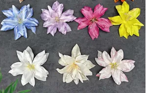Flache Detailansicht von sieben künstlichen Lilienblütenköpfen für DIY-Handwerk