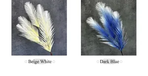 Dettaglio di erba di canna artificiale nei colori beige e blu scuro per vasi interni