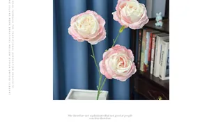 Detail van kunstmatige 3-kops parelrozen in witte keramische vaas met roze bloemblaadjes