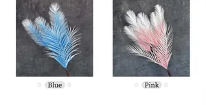 Dettaglio di foglie di canna artificiali blu e rosa per eleganti decori nuziali