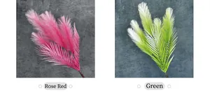 Dettaglio di mazzo di erba reed artificiale rosso rosa e verde per decorazioni