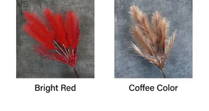 Dettaglio di foglie di palma artificiali decorative in rosso vivace e tonalità caffè