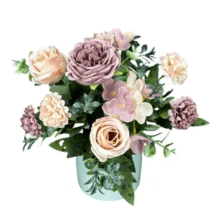Bouquet di rose artificiali vintage con eucalipto in un vaso minimalista blu chiaro