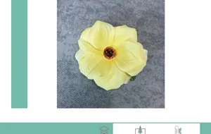 Detalle de una cabeza de flor de peonía de seda artificial amarilla con estambres oscuros