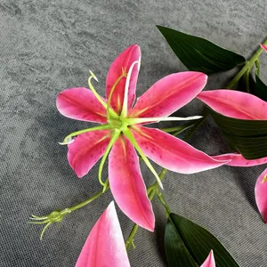 Realistische roze klimlelie kunstbloem met groene bladeren voor huis en bruiloften
