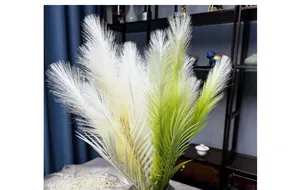 Dettaglio di erba pampa artificiale con piume soffici in avorio e verde chiaro