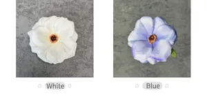 Vista detallada de rosas de seda artificiales blancas y azules con pétalos en capas y textura
