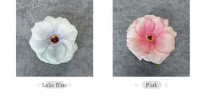 Detalle de cabezas de flores de peonía artificiales hechas a mano en rosa y azul lago