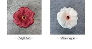 Detalle de rosas de seda artificiales rojo oscuro y champán para accesorios del pelo