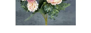 Primer plano de peonías de seda con pétalos rosas y hojas verdes de aspecto real