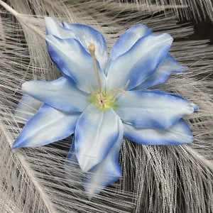 Künstlicher Lilienblütenkopf in Blau-Weiß-Verlauf für Hochzeiten und DIY-Haarspangen Deko