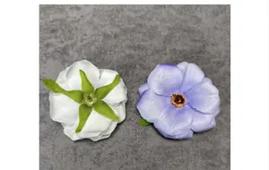Vista de rosas artificiales que muestra pétalos de tela y sépalos verdes tallados