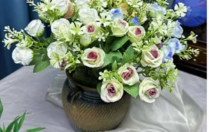 Künstlicher Rosenstrauß in einer Vintage Keramikvase für die Innendekoration