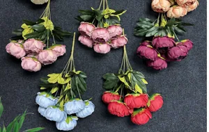Vista dall'alto di bouquet di peonie finte rosa per decorazioni di casa e nozze