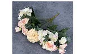 Detalle de ramo de rosas rosas y hortensias blancas artificiales sobre fondo gris neutro