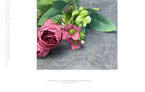 Vista dettagliata di peonie artificiali rosa scuro con petali realistici e foglie verdi
