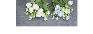 Detailansicht künstlicher Rosenstrauß in Weiß und Hellblau aus Seidenstoff