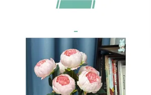 Dettaglio di un bouquet di peonie in seta rosa con petali sfumati e foglie realistiche
