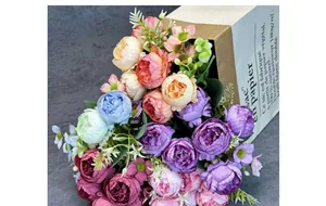 Vista dettagliata di peonie e rose realistiche in seta di vari colori in un sacchetto