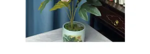Dettaglio di fiori di peonia artificiali in un vaso di ceramica cinese tradizionale