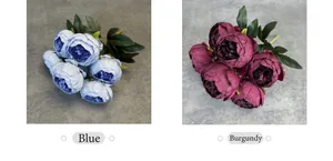 Dettaglio di peonie artificiali in blu e rosso vino per decorazioni nuziali
