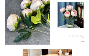 Dettaglio di peonie finte in seta rosa tenue con foglie realistiche per decorare casa