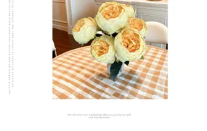 Dettaglio di un bouquet di peonie gialle artificiali in un vaso bianco per la casa