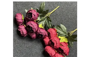 Dettaglio di bouquet di peonie in seta fatti a mano in rosso scuro e viola decor