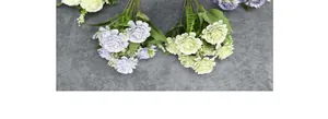 Detailopname van zijden hibiscusroos boeketten in lichtpaars en groen met dichte bloemen