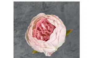 Detailansicht eines künstlichen Pfingstrosenkopfes mit rosa Seidenblüten und Blättern