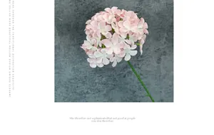 Detailopname van een roze kunstmatige hortensia met zijden bloemblaadjes en steel