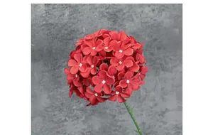 Close-up van kunstmatige rode hortensia bloemen met groene steel op grijze achtergrond
