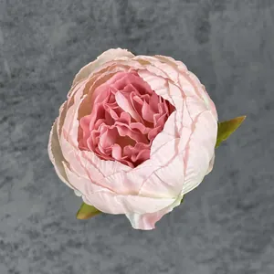 Vorderansicht eines realistischen Pfingstrosenkopfes aus Seide mit rosa Farbverlauf